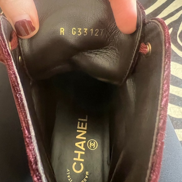 Authentic Chanel Interlocking CC Logo Velvet Lace-Up Boots in Burgundy. - Picture 5 of 6